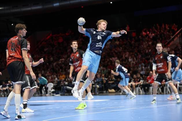 Martin Hovde ( 81; HSV Hamburg) zieht in der Volkswagen Halle Braunschweig zum Sprungwurf hoch, der Ball liegt in seiner erhobenen Wurfhand. Philipp Krause ( 15; MTV Braunschweig) und Rick Harder ( 40; MTV Braunschweig) versuchen den Angriff zu stoppen. Martin Hovde ( 81; HSV Hamburg) beim Sprungwurf gegen MTV Braunschweig *** Martin Hovde 81 of HSV Hamburg rises for a jump shot at the Volkswagen Halle in Braunschweig, the ball is in his raised shooting hand. Philipp Krause (15, MTV Braunschweig) and Rick Harder (40, MTV Braunschweig) try to stop the attack. Martin Hovde (81, HSV Hamburg) takes a jump shot against MTV Braunschweig Copyright: xspeedshotx