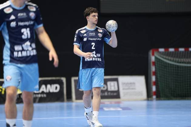Toma Gadza ( 2; HSV Hamburg) steht mit dem Ball in der Hand auf dem Spielfeld und bereitet einen Angriff vor. Im Hintergrund ist das Tor von MTV Braunschweig zu sehen. Toma Gadza ( 2; HSV Hamburg) mit Ball in der Volkswagen Halle *** Toma Gadza 2: HSV Hamburg is on the court with the ball and preparing an attack. In the background, you can see the MTV Braunschweig goal. Toma Gadza 2: HSV Hamburg with the ball at the Volkswagen Halle Copyright: xspeedshotx