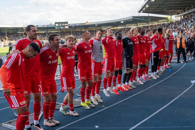 Deutschland: Fussball DFB-Pokal, 1. Runde 2026 2027, Eintracht Braunschweig - 1. FC Union Berlin am 23.08.2026 in Braunschweig (Eintracht-Stadion): Die Mannschaft des 1. FC Union feiert den Sieg gegen Eintracht Braunschweig mit den mitgereisten Fans. Christopher Trimmel (1. FC Union Berlin, 28) Rani Khedira (1. FC Union Berlin, 8) Marin Ljubicic (1. FC Union Berlin, 27) Ilyas Ansah (1. FC Union Berlin, 10) Jubel, Freude, Emotionen *** Germany Soccer DFB Cup, 1st Round 2026–2027, Eintracht Braunschweig vs. 1. FC Union Berlin on August 23, 2026, at Eintracht Stadium in Braunschweig. The 1. FC Union team celebrates their victory over Eintracht Braunschweig with the fans who traveled with them: Christopher Trimmel (1. FC Union Berlin), 28 Rani Khedira, 1 FC Union Berlin; 8 Marin Ljubicic, 1 FC Union Berlin; 27 Ilyas Ansah, 1 FC Union Berlin; 10 Cheers, joy, emotions Copyright: xSvenxHeidmannx