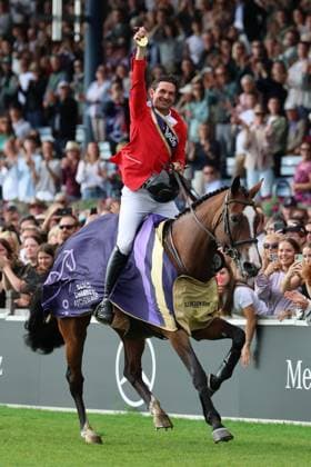 Ehrenrunde mit Medaille in der Hand, Weltmeister Steve Guerdat (SUI, Schweiz) mit Pferd Dynamix de Belheme , Emotion, Jubel, 1. Platz , Springen, FEI Jumping World Championship, WM, Weltmeisterschaft , FEI Jumping World Championship, Competition Individual Final, Longines-Prize, Longines-Preis, Finale Einzelwertung, Jumping , AACHEN - FEI World Championships 2026, Weltfest des Pferdesports, Reitsport Weltmeisterschaft 2026, Aachen 2026, Welcome Home 2026, Aachener Soers, 11. bis 23. August 2026, Reitsport, 23.08.2026, Aachen Aachener Soers Deutschland *** Lap of honor with a medal in hand: World Champion Steve Guerdat (SUI, Switzerland) with his horse Dynamix de Belheme; emotion, jubilation, 1st place, show jumping, FEI Jumping World Championship, FEI Jumping World Championship, Individual Final, Longines Prize, Longines Award, Individual Final, show jumping, AACHEN FEI World Championships 2026, World Festival of Equestrian Sports, 2026 World Equestrian Games, Aachen 2026, Welcome Home 2026, Aachen Soers, August 11–23, 2026, Equestrian Sports, August 23, 2026, Aachen Soers, Germany