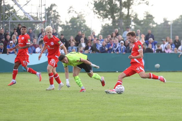 23.08.2026, xtgx, Fussball DFB-Pokal 1. Runde, VfB Krieschow - 1. FSV Mainz 05, v.l. William Boving (Mainz, 14) schiesst Tor, schießt, Torschuetze, erzielt Tor, Treffer, scores the goal (DFL DFB REGULATIONS PROHIBIT ANY USE OF PHOTOGRAPHS as IMAGE SEQUENCES and or QUASI-VIDEO) Krieschow *** August 23, 2026, xtgx, Soccer DFB Cup 1st Round, VfB Krieschow 1 FSV Mainz 05, from left: William Boving (Mainz), 14 scores a goal, shoots, goal scorer, scores a goal, goal, scores the goal DFL DFB REGULATIONS PROHIBIT ANY USE OF PHOTOGRAPHS as IMAGE SEQUENCES and or QUASI-VIDEO Krieschow