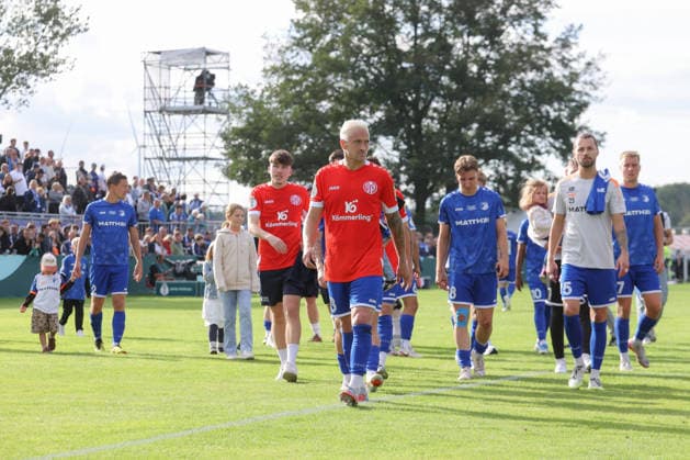23.08.2026, xtgx, Fussball DFB-Pokal 1. Runde, VfB Krieschow - 1. FSV Mainz 05, v.l. Krieschow um Martin Zurawsky (Krieschow, 13) (im Trikot von Phillip TIetz Bedankt sich bei den Fans (DFL DFB REGULATIONS PROHIBIT ANY USE OF PHOTOGRAPHS as IMAGE SEQUENCES and or QUASI-VIDEO) Krieschow *** August 23, 2026, xtgx, Soccer DFB Cup 1st Round, VfB Krieschow 1 FSV Mainz 05, from left: Krieschow s Martin Zurawsky, Krieschow, No. 13, wearing Phillip Tietz’s jersey, thanks the fans. DFL and DFB regulations prohibit any use of photographs as image sequences and or quasi-video. Krieschow