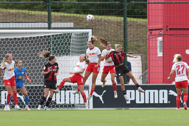 Google Pixel Frauen-Bundesliga, RB Leipzig - Bayer Leverkusen; 23.08.2026 Marlene Müller (27, Bayer Leverkusen) kommt gegen drei Leipzigerinnen mit dem Kopf nicht mehr an den Ball. Fußball, Google Pixel Frauen-Bundesliga, Saison 2026 2027, 1. Spieltag: RB Leipzig vs. Bayer 04 Leverkusen am 23.08.2026, Trainingszentrum Cottaweg, Leipzig. DFB REGULATIONS PROHIBIT ANY USE OF PHOTOGRAPHS AS IMAGE SEQUENCES AND OR QUASI-VIDEO. *** Google Pixel Women s Bundesliga, RB Leipzig vs. Bayer Leverkusen, August 23, 2026; Marlene Müller, 27; Bayer Leverkusen can t get their heads to the ball against three Leipzig players; Soccer, Google Pixel Women s Bundesliga, 2026–2027 season, Matchday 1: RB Leipzig vs. Bayer 04 Leverkusen on August 23, 2026, Cottaweg Training Center, Leipzig. DFB regulations prohibit any use of photographs as image sequences and or quasi-video. Copyright: xBEAUTIFULxSPORTS JanxKaeferx