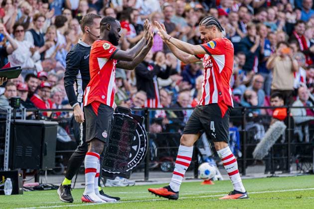 EINDHOVEN - Armando Obispo of PSV Eindhoven is substituted for Lutsharel Geertruida of PSV Eindhoven during the Eredivisie match between PSV Eindhoven and FC Groningen at the Philips Stadium on 23 August 2026 in Eindhoven, the Netherlands. KEVIN SENDERS ANP Eredivisie 2026 27 xVIxANPxSportx xMarcelxterxBalsxIVx 566112207 originalFilename: 566112207.jpg