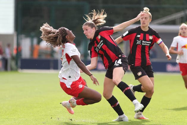 Google Pixel Frauen-Bundesliga, RB Leipzig - Bayer Leverkusen; 23.08.2026 Delice Boboy (17, RB Leipzig) geht im Duell mit Lilla Turanyi (24, Bayer Leverkusen) zu Boden. Fußball, Google Pixel Frauen-Bundesliga, Saison 2026 2027, 1. Spieltag: RB Leipzig vs. Bayer 04 Leverkusen am 23.08.2026, Trainingszentrum Cottaweg, Leipzig. DFB REGULATIONS PROHIBIT ANY USE OF PHOTOGRAPHS AS IMAGE SEQUENCES AND OR QUASI-VIDEO. *** Google Pixel Women s Bundesliga, RB Leipzig vs. Bayer Leverkusen, August 23, 2026; Delice Boboy 17; RB Leipzig goes down in a duel with Lilla Turanyi 24, Bayer Leverkusen; Soccer, Google Pixel Women s Bundesliga, 2026–2027 season, Matchday 1: RB Leipzig vs. Bayer 04 Leverkusen on August 23, 2026, Cottaweg Training Center, Leipzig. DFB regulations prohibit any use of photographs as image sequences and or quasi-video. Copyright: xBEAUTIFULxSPORTS JanxKaeferx