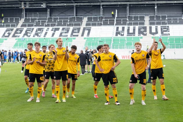 Münster, Deutschland 23. August 2026: DFB-Pokal - 2026 2027 - 1. Runde - SV Westfalia Rhynern gegen SG Dynamo Dresden Im Bild: Jubel nach dem 6:0 von Dynamo Dresden gegen Westfalia Rhynern. v.li. Friedrich Müller Mueller (SGD), Vincent Vermeij (SGD), Ben Bobzien (SGD), Niklas Hauptmann (SGD), Robert Wagner (SGD), Alexander Rossipal (SGD) DFL DFB regulations prohibit any use of photographs as image sequences and or quasi-video. LVM-Preußenstadion Nordrhein Westfalen *** Münster, Germany, August 23, 2026; 2026–2027 DFB Cup, First Round: SV Westfalia Rhynern vs. SG Dynamo Dresden. Pictured: Celebrations following Dynamo Dresden’s 6–0 victory over Westfalia Rhynern. From left: Friedrich Müller Mueller (SGD), Vincent Vermeij (SGD), Ben Bobzien (SGD), Niklas Hauptmann (SGD), Robert Wagner (SGD), Alexander Rossipal (SGD). DFL and DFB regulations prohibit any use of photographs as image sequences and or quasi-video. LVM Preußenstadion, North Rhine-Westphalia Copyright: xFotostandx xZeisingx