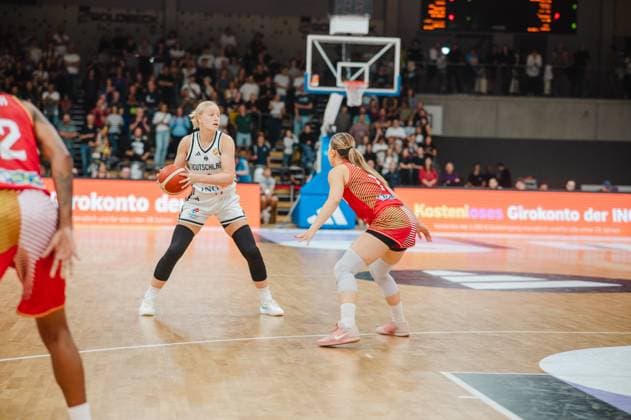 Eine Spielerin der deutschen Nationalmannschaft behauptet den Ball gegen eine Verteidigerin Ungarns in der Sparkassen-Arena Göttingen. Die Zuschauertribünen sind gut gefüllt, im Hintergrund ist der Korb zu sehen. Deutschland-Spielerin im Ballbesitz gegen ungarische Verteidigerin *** A player on the German national team battles for the ball against a Hungarian defender at the Sparkassen Arena in Göttingen. The stands are well-filled, and the basket can be seen in the background. A German player has possession of the ball against a Hungarian defender. Copyright: xJoelxKruehlerx