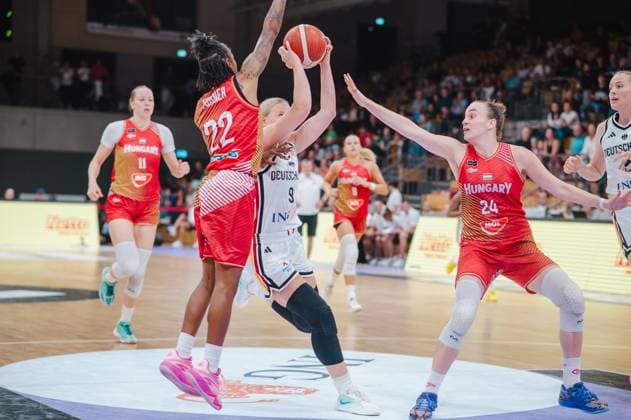 Emma Eichmeyer ( 9; Deutschland A-Natio DamenBB 2026) zieht zum Korb und wird von Yvonne Turner ( 22; Hungary) geblockt sowie von Franka Emília Tóth ( 24; Hungary) verteidigt. Im Hintergrund läuft Kinga Josepovits ( 11; Hungary) ins Bild. Emma Eichmeyer ( 9; Deutschland) kämpft sich durch ungarische Doppeldeckung *** Emma Eichmeyer 9 (Germany) A Natio Women s BB 2026 drives to the basket and is blocked by Yvonne Turner 22 (Hungary) and defended by Franka Emília Tóth 24 (Hungary). In the background, Kinga Josepovits 11 (Hungary) runs into the frame. Emma Eichmeyer 9 (Germany) fights her way through the Hungarian double coverage Copyright: xJoelxKruehlerx