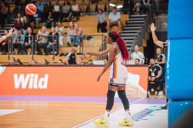 Eine Spielerin der deutschen Damen-Nationalmannschaft gibt einen Pass ab, der Ball ist bereits in der Luft. Im Hintergrund verfolgen Zuschauer das Spiel in der Sparkassen-Arena Göttingen. Deutschland A-Natio Damen beim Pass in der Sparkassen-Arena Göttingen *** A player on the German women s national team makes a pass; the ball is already in the air. In the background, spectators watch the game at the Sparkassen Arena in Göttingen. The German women s national team during a pass at the Sparkassen Arena in Göttingen Copyright: xJoelxKruehlerx