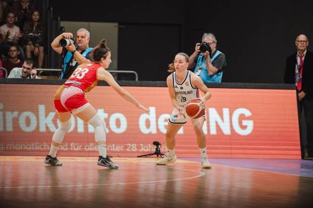 Lukas Daub ( 19; Deutschland A-Natio DamenBB 2026) dribbelt den Ball in der Sparkassen-Arena Göttingen und wird von einer ungarischen Spielerin ( 33; Hungary) unter Druck gesetzt. Im Hintergrund sind mehrere Fotografen am Spielfeldrand zu sehen. Lukas Daub ( 19; Deutschland) im Dribbling gegen Ungarn *** Lukas Daub, 19, Germany A National Women s BB 2026, dribbles the ball at the Sparkassen Arena in Göttingen and is pressured by a Hungarian player, No. 33, from Hungary. In the background, several photographers can be seen along the sidelines. Lukas Daub, 19, Germany, dribbling against Hungary Copyright: xJoelxKruehlerx