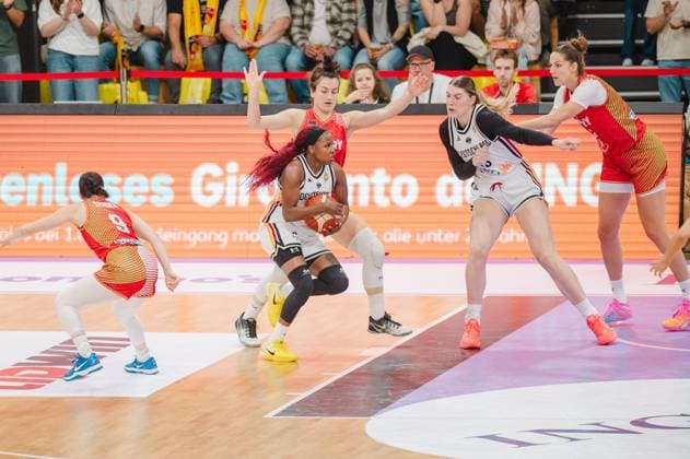 Eine deutsche Spielerin mit Ball kämpft sich durch die ungarische Abwehr in der Sparkassen-Arena Göttingen. Zwei weitere deutsche Spielerinnen und zwei ungarische Spielerinnen sind in die Szene eingebunden. Deutschland A-Natio Damen im Zweikampf gegen Hungary in der Sparkassen-Arena *** A German player with the ball fights her way through the Hungarian defense at the Sparkassen Arena in Göttingen. Two other German players and two Hungarian players are involved in the play. The German Women s National Team faces Hungary in a matchup at the Sparkassen Arena. Copyright: xJoelxKruehlerx