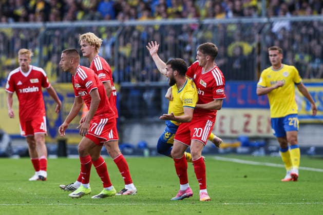 Mehmet Aydin (Eintracht Braunschweig,8) gegen Michel Aebischer (1. FC Union Berlin,20) - 1. Hauptrunde DFB Pokal Saison 2026-2027 Eintracht Braunschweig vs. 1. FC Union Berlin im Eintracht Stadion in Braunschweig - Aktion,Fußball,Mann,Männer,Deutschland,23.08.2026 *** Mehmet Aydin, Eintracht Braunschweig (8), vs. Michel Aebischer, 1. FC Union Berlin (20), 1st Round of the DFB Cup, 2026–2027 Season: Eintracht Braunschweig vs. 1. FC Union Berlin at Eintracht Stadium in Braunschweig. Action, soccer,man, men, Germany, August 23, 2026