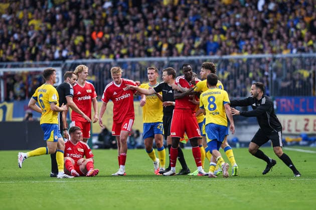 Mehmet Aydin (Eintracht Braunschweig,8) gegen Michel Aebischer (1. FC Union Berlin,20) - 1. Hauptrunde DFB Pokal Saison 2026-2027 Eintracht Braunschweig vs. 1. FC Union Berlin im Eintracht Stadion in Braunschweig - Aktion,Fußball,Mann,Männer,Deutschland,23.08.2026 *** Mehmet Aydin, Eintracht Braunschweig (8), vs. Michel Aebischer, 1. FC Union Berlin (20), 1st Round of the DFB Cup, 2026–2027 Season: Eintracht Braunschweig vs. 1. FC Union Berlin at Eintracht Stadium in Braunschweig. Action, soccer,man, men, Germany, August 23, 2026