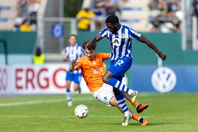 GER, Jena, Fussball, DFB-Pokal, 1. Hauptrunde, FC Carl-Zeiss Jena vs. SV Darmstadt 98 im Bild v.l.: Manolo Merx (SV Darmstadt 98 48), Malik Talabidi (FC Carl-Zeiss Jena 12), Zweikampf 23.08.2026, Ernst Abbe Sportfeld Jena DFB REGULATIONS PROHIBIT ANY USE OF PHOTOGRAPHS AS IMAGE SEQUENCES AND OR QUASI-VIDEO, *** GER, Jena, Soccer, DFB Cup, 1st Round, FC Carl Zeiss Jena vs. SV Darmstadt 98 (pictured, from left): Manolo Merx, SV Darmstadt 98 48, Malik Talabidi, FC Carl Zeiss Jena 12, tackle, August 23, 2026, Ernst Abbe Sportfeld, Jena. DFB regulations prohibit any use of photographs as image sequences and or quasi-video, Copyright: HMBxMedia PaulxFritz