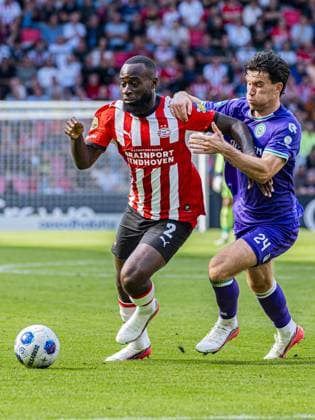 EINDHOVEN - Lutsharel Geertruida of PSV Eindhoven battles for possession with Pelle Clement of FC Groningen during the Eredivisie match between PSV Eindhoven and FC Groningen at the Philips Stadium on August 23, 2026, in Eindhoven, the Netherlands. KEVIN SENDERS ANP Eredivisie 2026 27 xVIxANPxSportx xMarcelxterxBalsxIVx 566112540 originalFilename: 566112540.jpg