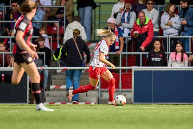 23.08.2026, GER, Frauenfußball, BL, 2026 2027, RB Leipzig - Bayer 04 Leverkusen Therese Simonssen (27, RB Leipzig), Freisteller, Aktion, mit Ball Leipzig Trainingszentrum der Roten Bulle Sachsen Deutschland *** August 23, 2026, GER, Women s Soccer, Bundesliga, 2026–2027, RB Leipzig vs. Bayer 04 Leverkusen, Therese Simonssen, 27, RB Leipzig, cutout, in action, with the ball, RB Leipzig Training Center, Saxony, Germany