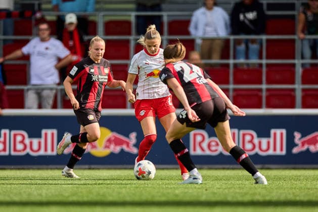 23.08.2026, GER, Frauenfußball, BL, 2026 2027, RB Leipzig - Bayer 04 Leverkusen Therese Simonssen (27, RB Leipzig), Aktion, mit Ball, Zweikampf Leipzig Trainingszentrum der Roten Bulle Sachsen Deutschland *** August 23, 2026, GER, Women s Soccer, Bundesliga, 2026–2027, RB Leipzig vs. Bayer 04 Leverkusen, Therese Simonssen, 27, RB Leipzig, in action, with the ball, tackle, RB Leipzig Training Center, Saxony, Germany