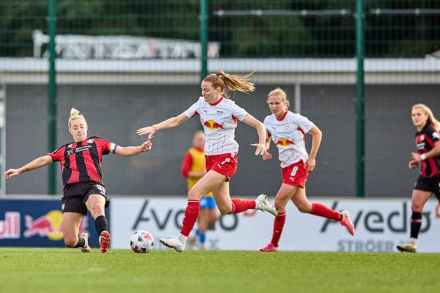23.08.2026, GER, Frauenfußball, BL, 2026 2027, RB Leipzig - Bayer 04 Leverkusen Nikee van Dijk (7, RB Leipzig), Freisteller, Aktion, mit Ball Leipzig Trainingszentrum der Roten Bulle Sachsen Deutschland *** August 23, 2026, GER, Women s Soccer, Bundesliga, 2026–2027, RB Leipzig vs. Bayer 04 Leverkusen, Nikee van Dijk 7, RB Leipzig, Close-up, Action, With Ball, RB Leipzig Training Center, Saxony, Germany