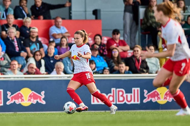 23.08.2026, GER, Frauenfußball, BL, 2026 2027, RB Leipzig - Bayer 04 Leverkusen Annabel Schasching (16, RB Leipzig), Freisteller, Aktion, mit Ball Leipzig Trainingszentrum der Roten Bulle Sachsen Deutschland *** August 23, 2026, GER, Women s Soccer, Bundesliga, 2026–2027, RB Leipzig vs. Bayer 04 Leverkusen, Annabel Schasching 16, RB Leipzig, cutout, in action, with the ball, RB Leipzig Training Center, Saxony, Germany