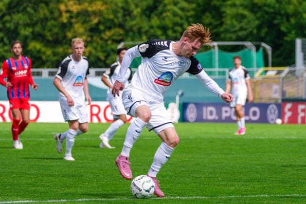 Pascal Steinwender (SSV Jeddeloh II, 7), Deutschland: Fussball, DFB Pokal, Saison 2026 27, 1. Runde, 23.08.2026, SSV Jeddeloh II vs 1. FC Heidenheim, Marschweg-Stadion (Oldenburg, Niedersachsen) *** Pascal Steinwender, SSV Jeddeloh II, 7, German Soccer, DFB Cup, 2026–27 Season, First Round, August 23, 2026, SSV Jeddeloh II vs. 1 FC Heidenheim, Marschweg Stadium, Oldenburg, Lower Saxony Copyright: xLeonxFrickx