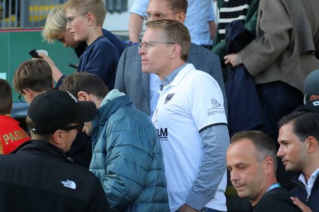 23.08.26, GER, DFB-Pokal, Fussball, 1.Runde, Saison 2026 2027, Dietmar-Scholze-Stadion an der Lohmuehle, 1.FC Phönix Lübeck vs SC Paderborn 07 Feature Impressionen Der Ministerpräsident des Landes Schleswig-Holstein Daniel Günther (CDU) im Trikot vom 1.FC Phönix Lübeck 1.FC Phoenix Luebeck Foto nordphoto GmbH Tauchnitz Luebeck Dietmar-Scholze-Stadion an der Lohmuehle SH Germany *** August 23, 2026, GER, DFB Cup, Soccer, 1st Round, 2026–2027 Season, Dietmar Scholze Stadium an der Lohmuehle, 1. FC Phönix Lübeck vs. SC Paderborn 07 Feature: Impressions of Schleswig-Holstein’s Minister President Daniel Günther (CDU) wearing a 1. FC Phönix Lübeck jersey. 1. FC Phönix Lübeck. Photo: nordphoto GmbH, Tauchnitz, Lübeck. Dietmar Scholze Stadium an der Lohmuehle, SH, Germany Copyright: xnordphotoxGmbHx xTauchnitzx