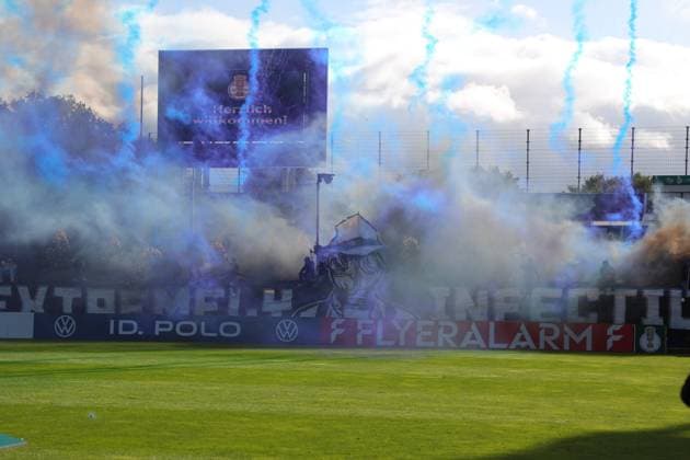 23.08.26, GER, DFB-Pokal, Fussball, 1.Runde, Saison 2026 2027, Dietmar-Scholze-Stadion an der Lohmuehle, 1.FC Phönix Lübeck vs SC Paderborn 07 Pyrotechnik Feuer Bengalos Rauch SC Paderborn 07 Foto nordphoto GmbH Tauchnitz Luebeck Dietmar-Scholze-Stadion an der Lohmuehle SH Germany *** August 23, 2026, Germany, DFB Cup, Soccer, First Round, 2026–2027 Season, Dietmar Scholze Stadium an der Lohmuehle, 1. FC Phönix Lübeck vs. SC Paderborn 07, Pyrotechnics, Fire, Flares, Smoke, SC Paderborn 07, Photo by nordphoto GmbH, Tauchnitz, Lübeck, Dietmar Scholze Stadium an der Lohmuehle, SH, Germany Copyright: xnordphotoxGmbHx xTauchnitzx