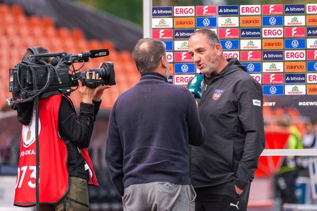 Frank Schmidt (1. FC Heidenheim, Cheftrainer) im Sky Interview nach dem Spiel, Deutschland: Fussball, DFB Pokal, Saison 2026 27, 1. Runde, 23.08.2026, SSV Jeddeloh II vs 1. FC Heidenheim, Marschweg-Stadion (Oldenburg, Niedersachsen) *** Frank Schmidt, 1. FC Heidenheim, head coach in a postgame interview with Sky, German soccer, DFB Cup, 2026–27 season, 1st round, August 23, 2026, SSV Jeddeloh II vs. 1 FC Heidenheim, Marschweg Stadium, Oldenburg, Lower Saxony Copyright: xLeonxFrickx