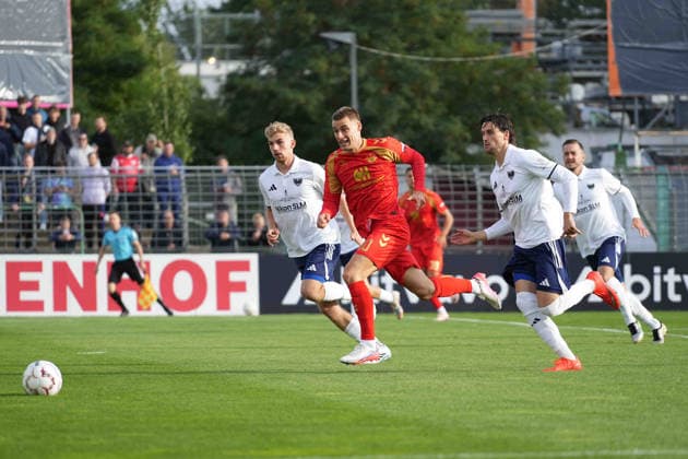 Fußball I Herren I Saison 2026-2027 I DFB-Pokal I 1. Runde I 1. FC Phönix Lübeck - SC Paderborn 07 I 23.08.2026 Gabriel Vidovic (40, SC Paderborn 07) jagt dem Ball nach Lübeck Stadion an der Lohmühle Schleswig-Holstein Deutschland *** Soccer I Men s I 2026–2027 Season I DFB Cup I First Round I 1. FC Phönix Lübeck vs. SC Paderborn 07 I August 23, 2026 Gabriel Vidovic 40, SC Paderborn 07 chases the ball Lübeck Stadion an der Lohmühle Schleswig-Holstein Germany Copyright: xLobeca MaschaxHolmx