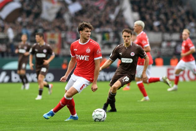 Max Geschwill (Rot-Weiss Essen) und Martijn Kaars (FC St. Pauli) im Zweikampf waehrend des DFB-Pokal Spiels zwischen Rot-Weiss Essen v FC St. Pauli, Stadion an der Hafenstrasse am 23. August 2026 in Essen, Deutschland. (Foto von Ralf Treese DeFodi Images) +++ Max Geschwill (Rot-Weiss Essen) und Martijn Kaars (FC St. Pauli) battle for the ball during the DFB-Pokal match between Rot-Weiss Essen v FC St. Pauli at Stadion an der Hafenstrasse on August 23, 2026 in Essen, Germany. (Photo by Ralf Treese DeFodi Images) (Photo by Ralf Treese DeFodi Images) - *** Max Geschwill (Rot-Weiss Essen) and Martijn Kaars (FC St. Pauli) battle for the ball during the DFB Cup match between Rot-Weiss Essen and FC St. Pauli at Stadion an der Hafenstrasse on August 23, 2026, in Essen, Germany Photo by Ralf Treese, DeFodi Images Max Geschwill of Rot-Weiss Essen and Martijn Kaars of FC St. Pauli battle for the ball during the DFB Cup match between Rot-Weiss Essen and FC St. Pauli at Stadion an der Hafenstrasse on August 23, 2026 in Essen, Germany Photo by Ralf Treese DeFodi Images Photo by Ralf Treese DeFodi Images