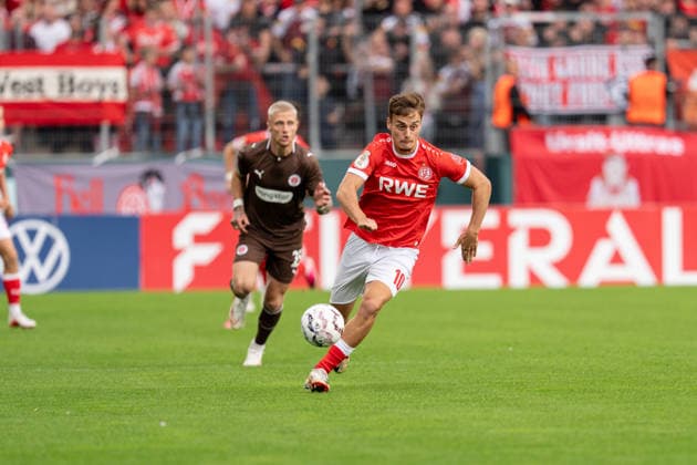 23.08.2026, GER Deutschland, Fussball, Saison 2026 2027, DFB-Pokal 1. Runde RW Essen - St. Pauli Marvin Obuz (Rot-Weiss Essen, 10) Einzelaktion; Ganzkörper Ganzkoerper ; Ball am Fuss; Essen Stadion an der Hafenstraße Nordrhein-Westfalen (NRW) Deutschland *** August 23, 2026, GER Germany, Soccer, 2026–2027 Season, DFB Cup, First Round: RW Essen vs. St. Pauli, Marvin Obuz, Rot-Weiss Essen, 10 individual plays, full-body, ball at his feet, Essen Stadium on Hafenstraße, North Rhine-Westphalia (NRW), Germany Copyright: xnordphotoxGmbHx xChristianxSchulzex