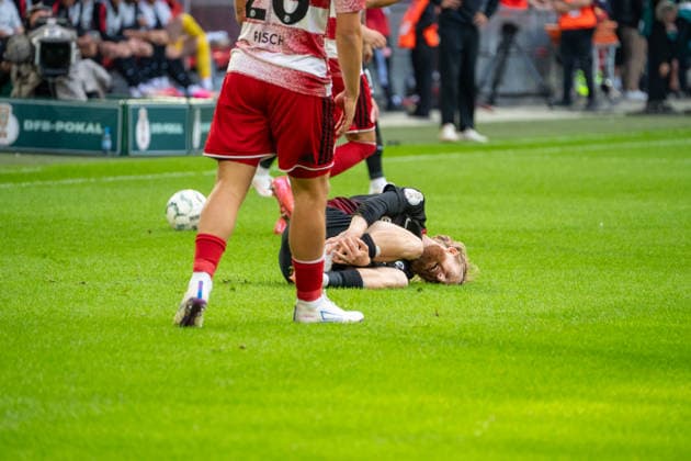 Deutschland: Fussball Saison 2026 2027, DFB-Pokal Runde 1, Fortuna Düsseldorf vs SC Freiburg - MERKUR SPIEL-ARENA (Düsseldorf): Jan-Niklas Beste (SC Freiburg,19) liegt mit Schmerzen am Boden Düsseldorf MERKUR SPIEL-ARENA-Stadion Deutschland *** Germany Soccer Season 2026–2027, DFB Cup Round 1, Fortuna Düsseldorf vs. SC Freiburg, MERKUR SPIEL ARENA, Düsseldorf; Jan Niklas Beste of SC Freiburg, 19, lies on the ground in pain at the MERKUR SPIEL ARENA Stadium in Düsseldorf, Germany Copyright: xOrhanxHabashx