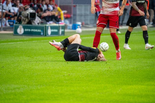 Deutschland: Fussball Saison 2026 2027, DFB-Pokal Runde 1, Fortuna Düsseldorf vs SC Freiburg - MERKUR SPIEL-ARENA (Düsseldorf): Jan-Niklas Beste (SC Freiburg,19) liegt mit Schmerzen am Boden Düsseldorf MERKUR SPIEL-ARENA-Stadion Deutschland *** Germany Soccer Season 2026–2027, DFB Cup Round 1, Fortuna Düsseldorf vs. SC Freiburg, MERKUR SPIEL ARENA, Düsseldorf; Jan Niklas Beste of SC Freiburg, 19, lies on the ground in pain at the MERKUR SPIEL ARENA Stadium in Düsseldorf, Germany Copyright: xOrhanxHabashx
