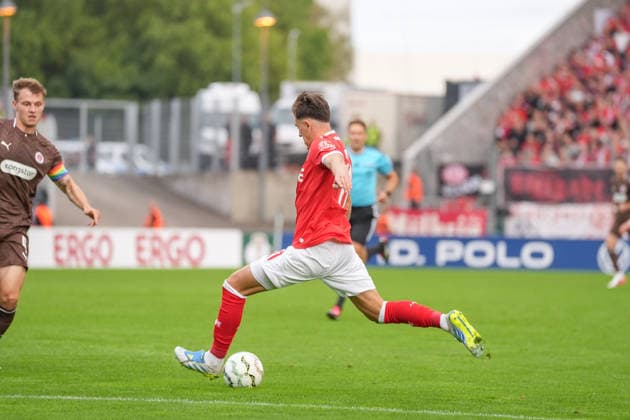 Deutschland: Fussball, DFB-Pokal 2026 27, 1. Runde, Stadion an der Hafenstraße, Essen - Bergeborbeck, Rot-Weiss Essen vs. FC St. Pauli: Abschluss Noah Pesch (Rot-Weiss Essen, 11) *** German Soccer, 2026–27 DFB Cup, First Round, Stadion an der Hafenstraße, Essen-Bergeborbeck, Rot-Weiss Essen vs. FC St. Pauli; Goal by Noah Pesch (Rot-Weiss Essen), 11 Copyright: xMichelxWittex