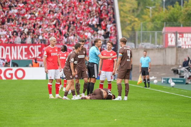 Deutschland: Fussball, DFB-Pokal 2026 27, 1. Runde, Stadion an der Hafenstraße, Essen - Bergeborbeck, Rot-Weiss Essen vs. FC St. Pauli: Arkadiusz Pyrka (FC St. Pauli, 11) am Boden. *** German Soccer, 2026-27 DFB Cup, First Round, Stadion an der Hafenstraße, Essen-Bergeborbeck, Rot-Weiss Essen vs. FC St. Pauli; Arkadiusz Pyrka (FC St. Pauli), 11 down Copyright: xMichelxWittex
