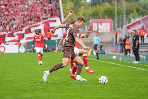 Deutschland: Fussball, DFB-Pokal 2026 27, 1. Runde, Stadion an der Hafenstraße, Essen - Bergeborbeck, Rot-Weiss Essen vs. FC St. Pauli: David Nemeth (FC St. Pauli, 4) *** German Soccer, 2026-27 DFB Cup, First Round, Stadion an der Hafenstraße, Essen-Bergeborbeck, Rot-Weiss Essen vs. FC St. Pauli, David Nemeth (FC St. Pauli), 4 Copyright: xMichelxWittex
