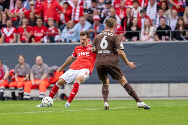 23.08.2026, GER Deutschland, Fussball, Saison 2026 2027, DFB-Pokal 1. Runde RW Essen - St. Pauli Zweikampf zwischen Noah Pesch (Rot-Weiss Essen, 11) und Marcus Mathisen (FC St. Pauli, 6) Essen Stadion an der Hafenstraße Nordrhein-Westfalen (NRW) Deutschland *** August 23, 2026, GER Germany, Soccer, 2026–2027 Season, DFB Cup, First Round: RW Essen vs. St. Pauli; duel between Noah Pesch (Rot-Weiss Essen, No. 11) and Marcus Mathisen (FC St. Pauli, No. 6); Essen Stadion an der Hafenstraße, North Rhine-Westphalia (NRW), Germany Copyright: xnordphotoxGmbHx xChristianxSchulzex