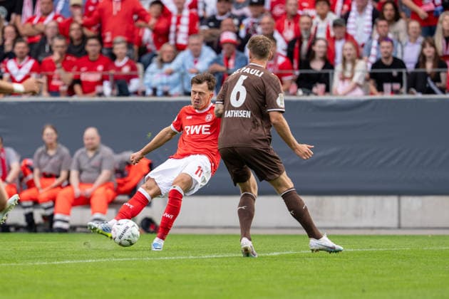 23.08.2026, GER Deutschland, Fussball, Saison 2026 2027, DFB-Pokal 1. Runde RW Essen - St. Pauli Zweikampf zwischen Noah Pesch (Rot-Weiss Essen, 11) und Marcus Mathisen (FC St. Pauli, 6) Essen Stadion an der Hafenstraße Nordrhein-Westfalen (NRW) Deutschland *** August 23, 2026, GER Germany, Soccer, 2026–2027 Season, DFB Cup, First Round: RW Essen vs. St. Pauli; duel between Noah Pesch (Rot-Weiss Essen, No. 11) and Marcus Mathisen (FC St. Pauli, No. 6); Essen Stadion an der Hafenstraße, North Rhine-Westphalia (NRW), Germany Copyright: xnordphotoxGmbHx xChristianxSchulzex