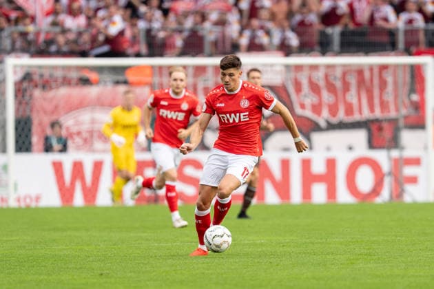 23.08.2026, GER Deutschland, Fussball, Saison 2026 2027, DFB-Pokal 1. Runde RW Essen - St. Pauli Semir Telalovic (Rot-Weiss Essen, 17) Einzelaktion; Ganzkörper Ganzkoerper ; Ball am Fuss; Essen Stadion an der Hafenstraße Nordrhein-Westfalen (NRW) Deutschland *** August 23, 2026, GER Germany, Soccer, 2026–2027 Season, DFB Cup, First Round: RW Essen vs. St. Pauli, Semir Telalovic, Rot-Weiss Essen, 17, solo play, full-body, ball at his feet, Essen Stadium on Hafenstraße, North Rhine-Westphalia (NRW), Germany Copyright: xnordphotoxGmbHx xChristianxSchulzex