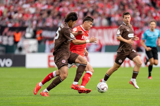 23.08.2026, GER Deutschland, Fussball, Saison 2026 2027, DFB-Pokal 1. Runde RW Essen - St. Pauli Zweikampf zwischen Semir Telalovic (Rot-Weiss Essen, 17) und Tomoya Ando (FC St. Pauli, 15) Essen Stadion an der Hafenstraße Nordrhein-Westfalen (NRW) Deutschland *** August 23, 2026, GER Germany, Soccer, 2026–2027 Season, DFB Cup, First Round: RW Essen vs. St. Pauli; duel between Semir Telalovic (Rot-Weiss Essen, 17) and Tomoya Ando (FC St. Pauli, 15); Essen Stadium on Hafenstraße, North Rhine-Westphalia (NRW), Germany Copyright: xnordphotoxGmbHx xChristianxSchulzex