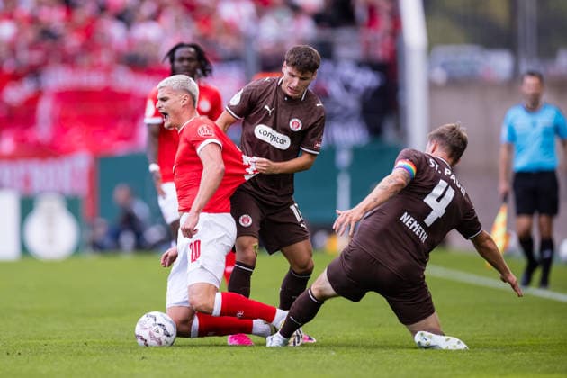 23.08.2026, Fussball, 1. Runde im DFB-Pokal, Rot-Weiss Essen - FC St. Pauli. v. l. Marvin Ayhan Obuz (Rot-Weiss Essen), Arkadiusz Pyrka (FC St. Pauli), David Nemeth (FC St. Pauli). Essen Stadion an der Hafenstraße NRW Deutschland xRHR-FOTO DEx *** August 23, 2026, Soccer, 1st Round of the DFB Cup, Rot-Weiss Essen vs. FC St. Pauli – Marvin Ayhan Obuz (Rot-Weiss Essen), Arkadiusz Pyrka (FC St. Pauli), David Nemeth (FC St. Pauli) – Essen, Stadion an der Hafenstraße, North Rhine-Westphalia, Germany – xRHR PHOTO DEx Copyright: DennisxEwert RHR-FOTOx RHR-FOTO DE