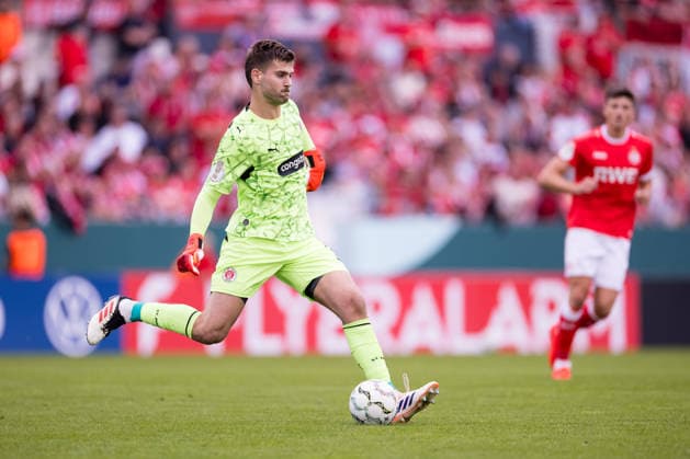 23.08.2026, Fussball, 1. Runde im DFB-Pokal, Rot-Weiss Essen - FC St. Pauli. Torwart Ben Alexander Voll (FC St. Pauli). Essen Stadion an der Hafenstraße NRW Deutschland xRHR-FOTO DEx *** August 23, 2026, Soccer, 1st Round of the DFB Cup, Rot Weiss Essen vs. FC St. Pauli; Goalkeeper Ben Alexander, FC St. Pauli; Essen Stadium on Hafenstraße, North Rhine-Westphalia, Germany; xRHR PHOTO DEx Copyright: DennisxEwert RHR-FOTOx RHR-FOTO DE