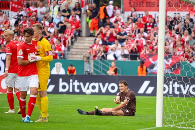 23.08.2026, GER, Fussball, Herren, DFB-Pokal, Saison 2026 2027, Rot-Weiss Essen - St. Pauli Martijn Kaars (Pauli) ist enttäuscht Essen Stadion an der Hafenstraße Nordrhein-Westfalen Deutschland *** August 23, 2026, GER, Soccer, Men s, DFB Cup, 2026–2027 Season, Rot-Weiss Essen vs. St. Pauli, Martijn Kaars, Pauli is disappointed, Essen, Stadion an der Hafenstraße, North Rhine-Westphalia, Germany Copyright: xAdrianxSchlüterx
