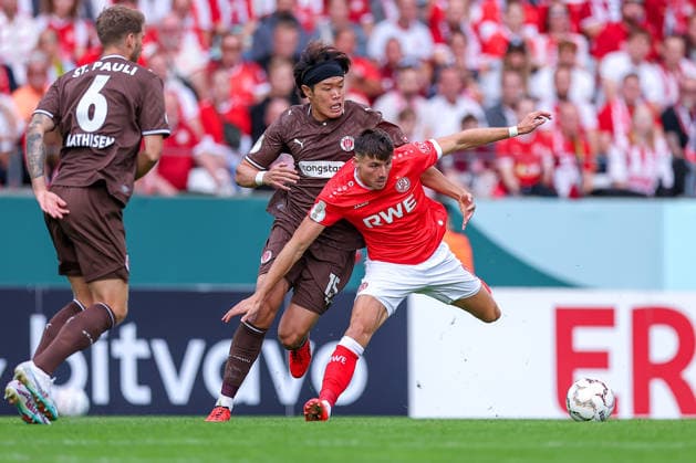 23.08.2026, Fußball, Rot-Weiss Essen - FC St. Pauli, 1. Runde DFB-Pokal 2026 27, Stadion an der Hafenstraße, Saison 2026 2027: Tomoya Ando (FC St. Pauli 15) im Zweikampf gegen Semir Telalovic (RWE 17) DFB regulations prohibit any use of photographs as image sequences and or quasi-video. Nordrhein-Westfalen Deutschland *** August 23, 2026, Soccer, Rot Weiss Essen vs. FC St. Pauli, First Round of the 2026–27 DFB Cup, Stadion an der Hafenstraße, 2026–2027 season: Tomoya Ando (FC St. Pauli, No. 15) in a tackle against Semir Telalovic (RWE, No. 17). DFB regulations prohibit any use of photographs as image sequences and or quasi-video. North Rhine-Westphalia, Germany