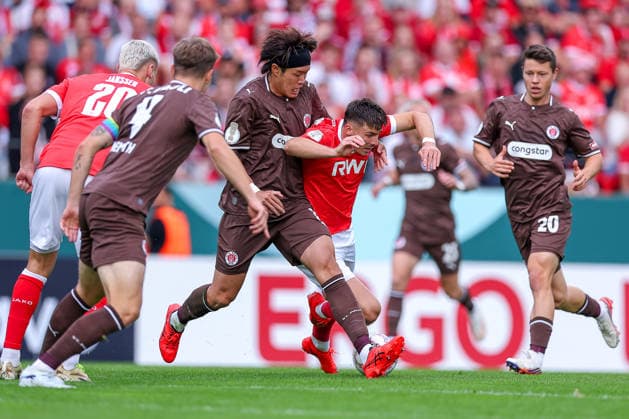 23.08.2026, Fußball, Rot-Weiss Essen - FC St. Pauli, 1. Runde DFB-Pokal 2026 27, Stadion an der Hafenstraße, Saison 2026 2027: Tomoya Ando (FC St. Pauli 15) im Zweikampf gegen Semir Telalovic (RWE 17) DFB regulations prohibit any use of photographs as image sequences and or quasi-video. Nordrhein-Westfalen Deutschland *** August 23, 2026, Soccer, Rot Weiss Essen vs. FC St. Pauli, First Round of the 2026–27 DFB Cup, Stadion an der Hafenstraße, 2026–2027 season: Tomoya Ando (FC St. Pauli, No. 15) in a tackle against Semir Telalovic (RWE, No. 17). DFB regulations prohibit any use of photographs as image sequences and or quasi-video. North Rhine-Westphalia, Germany