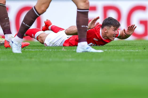 23.08.2026, Fußball, Rot-Weiss Essen - FC St. Pauli, 1. Runde DFB-Pokal 2026 27, Stadion an der Hafenstraße, Saison 2026 2027: Semir Telalovic (RWE 17) liegt gestikulierend auf dem Spielfeld DFB regulations prohibit any use of photographs as image sequences and or quasi-video. Nordrhein-Westfalen Deutschland *** August 23, 2026, Soccer, Rot Weiss Essen vs. FC St. Pauli, First Round of the 2026–27 DFB Cup, Stadion an der Hafenstraße, 2026–2027 Season; Semir Telalovic of RWE 17 is lying on the field, gesturing. DFB regulations prohibit any use of photographs as image sequences and or quasi-video. North Rhine-Westphalia, Germany