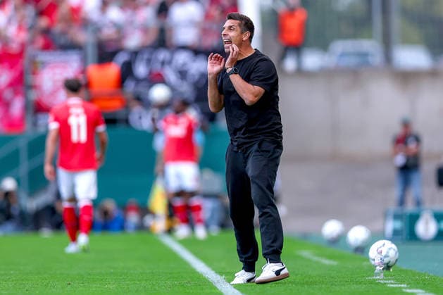 23.08.2026, Fußball, Rot-Weiss Essen - FC St. Pauli, 1. Runde DFB-Pokal 2026 27, Stadion an der Hafenstraße, Saison 2026 2027: Cheftrainer Marcel Rapp (FC St. Pauli hc) gestikulierend am Spielfeldrand DFB regulations prohibit any use of photographs as image sequences and or quasi-video. Nordrhein-Westfalen Deutschland *** August 23, 2026, Soccer, Rot Weiss Essen vs. FC St. Pauli, First Round of the 2026–27 DFB Cup, Stadion an der Hafenstraße, 2026–2027 season; Head Coach Marcel Rapp of FC St. Pauli gesturing on the sidelines. DFB regulations prohibit any use of photographs as image sequences and or quasi-video. North Rhine-Westphalia, Germany