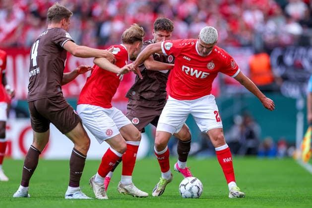 23.08.2026, Fußball, Rot-Weiss Essen - FC St. Pauli, 1. Runde DFB-Pokal 2026 27, Stadion an der Hafenstraße, Saison 2026 2027: Marek Janssen (RWE 20) im Zweikampf gegen Arkadiusz Pyrka (FC St. Pauli 11) DFB regulations prohibit any use of photographs as image sequences and or quasi-video. Nordrhein-Westfalen Deutschland *** August 23, 2026, Soccer, Rot Weiss Essen vs. FC St. Pauli, 1st Round of the 2026–27 DFB Cup, Stadion an der Hafenstraße, 2026–2027 Season: Marek Janssen (RWE 20) in a tackle against Arkadiusz Pyrka (FC St. Pauli 11). DFB regulations prohibit any use of photographs as image sequences and or quasi-video. North Rhine-Westphalia, Germany