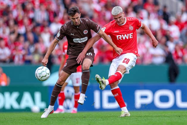 23.08.2026, Fußball, Rot-Weiss Essen - FC St. Pauli, 1. Runde DFB-Pokal 2026 27, Stadion an der Hafenstraße, Saison 2026 2027: Branimir Hrgota (FC St. Pauli 10) im Zweikampf gegen Marek Janssen (RWE 20) DFB regulations prohibit any use of photographs as image sequences and or quasi-video. Nordrhein-Westfalen Deutschland *** August 23, 2026, Soccer, Rot Weiss Essen vs. FC St. Pauli, First Round of the 2026–27 DFB Cup, Stadion an der Hafenstraße, 2026–2027 Season: Branimir Hrgota of FC St. Pauli No. 10 in a tackle against Marek Janssen of RWE No. 20. DFB regulations prohibit any use of photographs as image sequences and or quasi-video. North Rhine-Westphalia, Germany