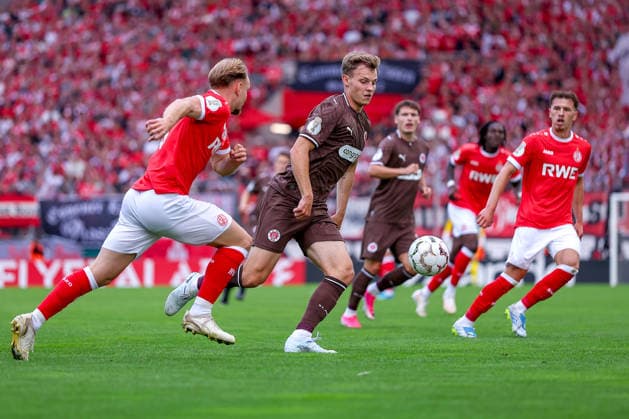 23.08.2026, Fußball, Rot-Weiss Essen - FC St. Pauli, 1. Runde DFB-Pokal 2026 27, Stadion an der Hafenstraße, Saison 2026 2027: David Nemeth (FC St. Pauli 04) im Zweikampf gegen Tony Menzel (RWE 08) DFB regulations prohibit any use of photographs as image sequences and or quasi-video. Nordrhein-Westfalen Deutschland *** August 23, 2026, Soccer, Rot Weiss Essen vs. FC St. Pauli, First Round of the 2026–27 DFB Cup, Stadion an der Hafenstraße, 2026–2027 season: David Nemeth (FC St. Pauli 04) in a tackle against Tony Menzel (RWE 08). DFB regulations prohibit any use of photographs as image sequences and or quasi-video. North Rhine-Westphalia, Germany