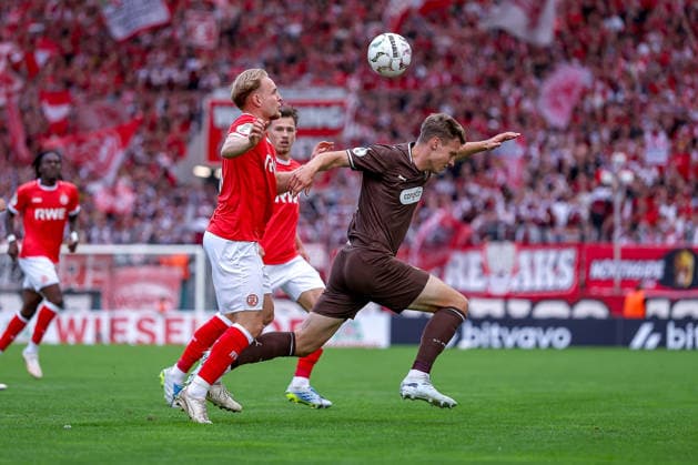 23.08.2026, Fußball, Rot-Weiss Essen - FC St. Pauli, 1. Runde DFB-Pokal 2026 27, Stadion an der Hafenstraße, Saison 2026 2027: David Nemeth (FC St. Pauli 04) im Zweikampf gegen Tony Menzel (RWE 08) DFB regulations prohibit any use of photographs as image sequences and or quasi-video. Nordrhein-Westfalen Deutschland *** August 23, 2026, Soccer, Rot Weiss Essen vs. FC St. Pauli, First Round of the 2026–27 DFB Cup, Stadion an der Hafenstraße, 2026–2027 season: David Nemeth (FC St. Pauli 04) in a tackle against Tony Menzel (RWE 08). DFB regulations prohibit any use of photographs as image sequences and or quasi-video. North Rhine-Westphalia, Germany